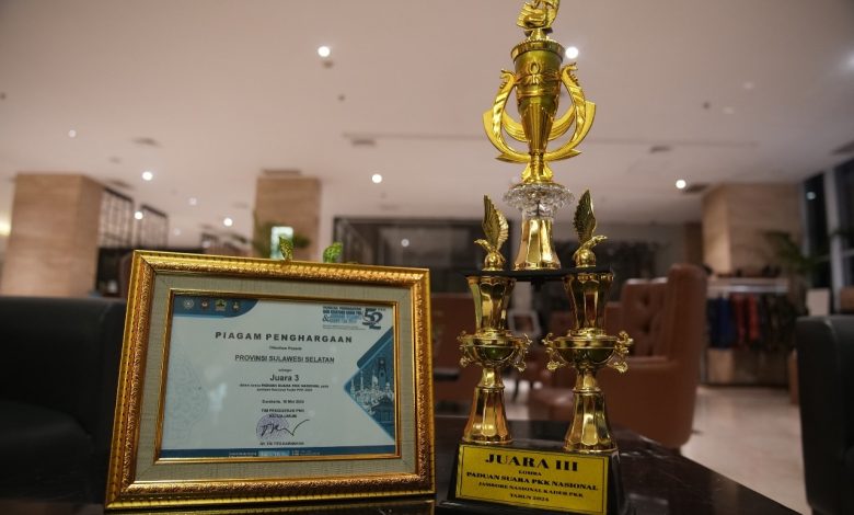Piagam Dan Piala Juara Iii Paduan Suara Di Tinggat Nasional