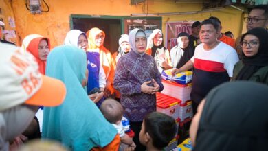 Indira Yusuf Ismail Salurkan Bantuan Kepada Korban Kebakaran di Maccini Gusung