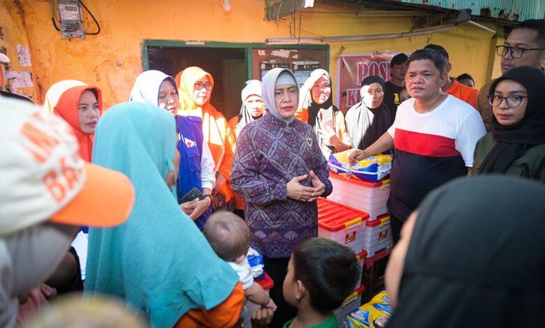 Indira Yusuf Ismail Salurkan Bantuan Kepada Korban Kebakaran di Maccini Gusung