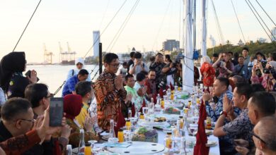 PJ Sekda Makassar Sambut Peserta KIM Fest 2024 dengan Sailing dan Dinner di Atas Phinisi