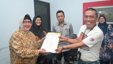 Ketua TP PKK Makassar Apresiasi Kemajuan Perumda Parkir Pada Acara Penyerahan SK 100%