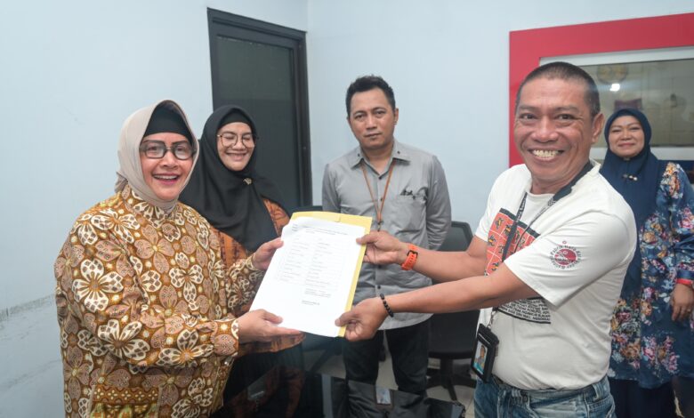 Ketua TP PKK Makassar Apresiasi Kemajuan Perumda Parkir Pada Acara Penyerahan SK 100%