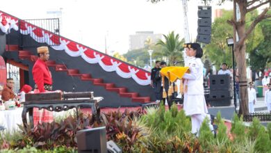 PJ Sekda Kota Makassar Terima Duplikat Bendera Pusaka Merah Putih
