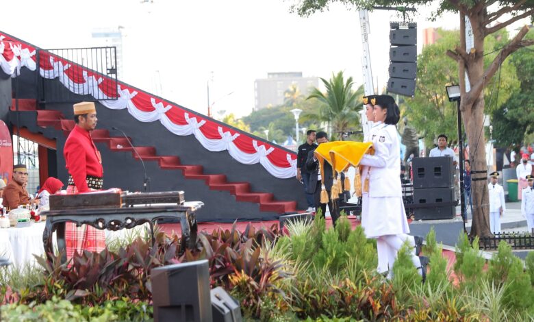 PJ Sekda Kota Makassar Terima Duplikat Bendera Pusaka Merah Putih