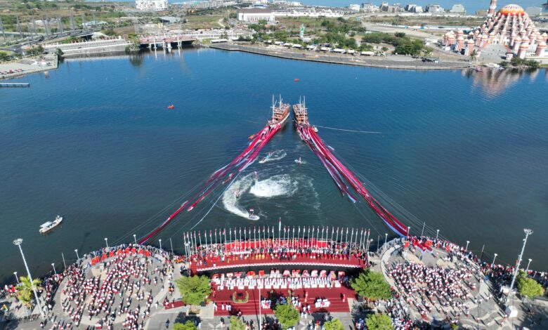Atraksi Megah Upacara HUT RI di Makassar 7.900 Meter Bendera Merah Putih Membentang di Pantai Losari