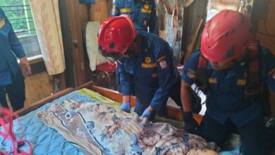 Respon Cepat Damkarmat Kota Makassar Evakuasi Lansia Kondisi Rentan di Jalan Sunu