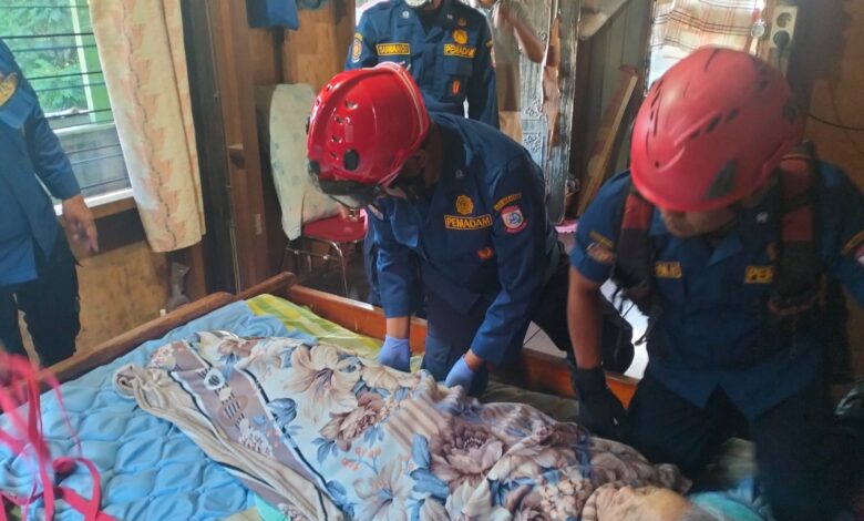 Respon Cepat Damkarmat Kota Makassar Evakuasi Lansia Kondisi Rentan di Jalan Sunu