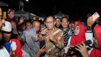 SOLUSIMEDIA.ID, MAKASSAR,– Ketua TP PKK Kota Makassar, Indira Yusuf Ismail, kembali mendampingi Wali Kota Makassar, Moh Ramdhan Pomanto, menghadiri pesta rakyat