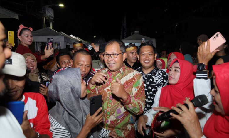 SOLUSIMEDIA.ID, MAKASSAR,– Ketua TP PKK Kota Makassar, Indira Yusuf Ismail, kembali mendampingi Wali Kota Makassar, Moh Ramdhan Pomanto, menghadiri pesta rakyat