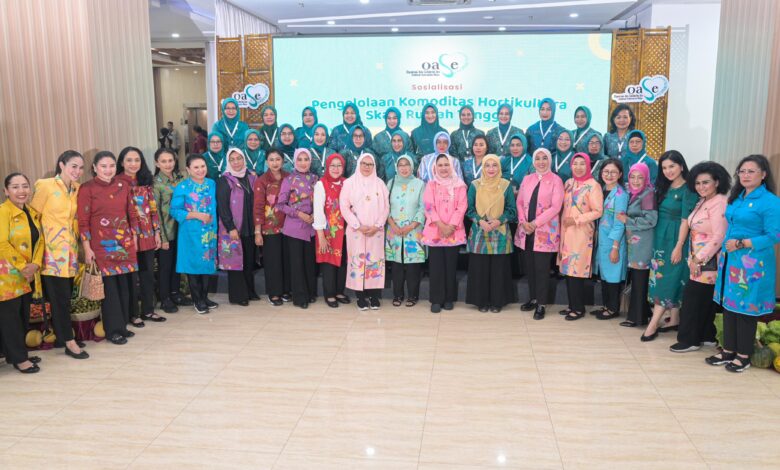 Indira Yusuf Ismail Dampingi Iriana Jokowi Dalam Bimtek Hortikultura dan Tinjau Produk Kerajinan di Makassar