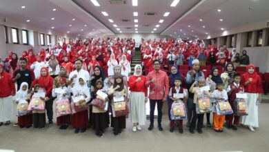 DWP Kota Makassar Berikan Bantuan Dana dan Perlengkapan Pendidikan bagi Anak Satgas Kebersihan Berprestasi