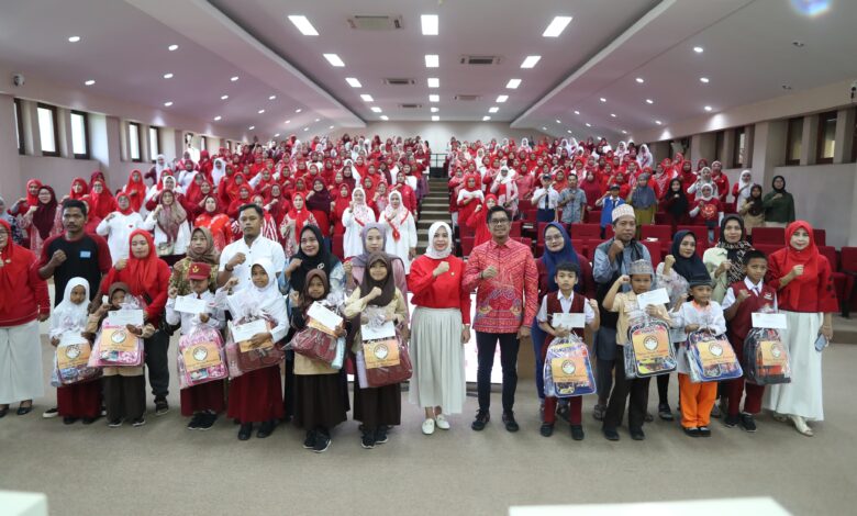 DWP Kota Makassar Berikan Bantuan Dana dan Perlengkapan Pendidikan bagi Anak Satgas Kebersihan Berprestasi