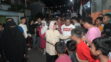 Indira Yusuf Ismail Disambut Hangat di Kakaktua III, Warga Berebut Momen Berfoto Bersama