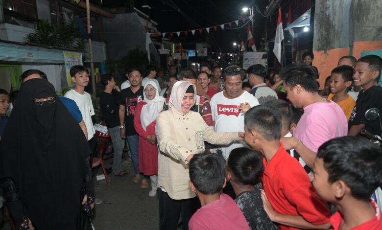 Indira Yusuf Ismail Disambut Hangat di Kakaktua III, Warga Berebut Momen Berfoto Bersama