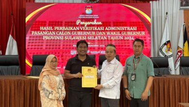 Disaksikan Bawaslu SulSel, KPU SulSel Serahkan Hasil Vermin Perbaikan Bapaslon Gubernur dan Wakil Gubernur Sulawesi Selatan. Makassar - II Komisi Pemilihan Umum (KPU) Provinsi Sulawesi Selatan melaksanakan kegiatan Penyerahan Hasil Verifikasi Administrasi Perbaikan Bakal Pasangan Calon Gubernur dan Wakil Gubernur Provinsi Sulawesi Selatan. Hari Jumat (13/9/2024) bertempat di Aula Kantor KPU Provinsi Sulawesi Selatan Hadir pada kegiatan Tersebut Ketua KPU Provinsi Sulawesi Selatan Hasbullah, Kepala Sub Bagian Teknis Penyelenggaraan Pemilu H.M Saleh Tahir, Staf KPU Sulawesi Selatan, Ketua Bawaslu Provinsi Sulawesi Selatan Mardiana Rusli, Kepala Sekretariat Jalaludin, Kepala Bagian Penanganan Pelanggaran dan Penyelesaian Sengketa Bawaslu Provinsi Sulawesi Selatan Zulkifli serta Liaison Officer (LO) Bakal Pasangan Calon Gubernur dan Wakil Gubernur Provinsi Sulawesi Selatan Tahun 2024. Ketua KPU Provinsi Sulawesi Selatan Hasbullah pada kegiatan tersebut menyampaikan bahwa proses Verifikasi Administrasi Perbaikan Bakal Pasangan Calon Gubernur dan Wakil Gubernur Provinsi Sulawesi Selatan telah dilakukan oleh KPU Provinsi Sulawesi Selatan. "KPU Provinsi Sulawesi Selatan telah melakukan verifikasi administrasi perbaikan syarat calon Bakal Pasangan Calon Gubernur dan Wakil Gubernur Provinsi Sulawesi Selatan, olehnya itu hari ini kami menyerahkan Dokumen hasil tersebut kepada L.O."ungkap Alumni Universitas Hasanuddin ini. Sementara itu Ketua Bawaslu Provinsi Sulawesi Selatan Mardiana Rusli mengapresiasi kerja kerja yang dilakukan L.O Bakal Pasangan Calon Gubernur dan Wakil Gubernur Provinsi Sulawesi Selatan. "Saya sangat mengapresiasi kerja kerja yang dilakukan oleh Para L.O, karena dari kerja kerja L.O ini memudahkan kita juga dalam proses penyelenggaraan Pilkada, Sejauh ini semua sudah terpenuhi dan tidak ada kendala teknis."ungkap mantan Komisioner KPU SulSel. Ia juga mengingatkan kepada L.O Bapaslon agar aktif berkordinasi dengan Bawaslu ketika ingin melakukan kegiatan kegiatan untuk memitigasi potensi potensi pelanggaran. "Aturan aturan harus di patuhi, mudahan mudahan kita bisa kendalikan bersama, saya juga berharap kepada L.O kalau ingin melakukan kegiatan agar aktif berkoordinasi dan konsultasi di Bawaslu."jelasnya Setelah dilakukan penyerahan dokumen Hasil Verifikasi Administrasi Perbaikan Bakal Pasangan Calon Gubernur dan Wakil Gubernur Provinsi Sulawesi Selatan Tahun 2024 dilanjutkan foto bersama oleh KPU, Bawaslu Provinsi Sulawesi Selatan dan L.O Bakal Pasangan Calon Gubernur dan Wakil Gubernur Provinsi Sulawesi Selatan.