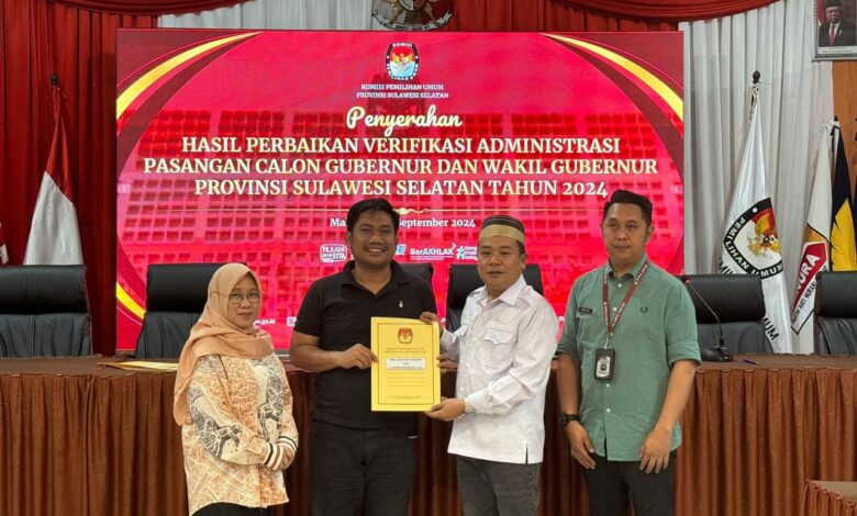 Disaksikan Bawaslu SulSel, KPU SulSel Serahkan Hasil Vermin Perbaikan Bapaslon Gubernur dan Wakil Gubernur Sulawesi Selatan. Makassar - II Komisi Pemilihan Umum (KPU) Provinsi Sulawesi Selatan melaksanakan kegiatan Penyerahan Hasil Verifikasi Administrasi Perbaikan Bakal Pasangan Calon Gubernur dan Wakil Gubernur Provinsi Sulawesi Selatan. Hari Jumat (13/9/2024) bertempat di Aula Kantor KPU Provinsi Sulawesi Selatan Hadir pada kegiatan Tersebut Ketua KPU Provinsi Sulawesi Selatan Hasbullah, Kepala Sub Bagian Teknis Penyelenggaraan Pemilu H.M Saleh Tahir, Staf KPU Sulawesi Selatan, Ketua Bawaslu Provinsi Sulawesi Selatan Mardiana Rusli, Kepala Sekretariat Jalaludin, Kepala Bagian Penanganan Pelanggaran dan Penyelesaian Sengketa Bawaslu Provinsi Sulawesi Selatan Zulkifli serta Liaison Officer (LO) Bakal Pasangan Calon Gubernur dan Wakil Gubernur Provinsi Sulawesi Selatan Tahun 2024. Ketua KPU Provinsi Sulawesi Selatan Hasbullah pada kegiatan tersebut menyampaikan bahwa proses Verifikasi Administrasi Perbaikan Bakal Pasangan Calon Gubernur dan Wakil Gubernur Provinsi Sulawesi Selatan telah dilakukan oleh KPU Provinsi Sulawesi Selatan. "KPU Provinsi Sulawesi Selatan telah melakukan verifikasi administrasi perbaikan syarat calon Bakal Pasangan Calon Gubernur dan Wakil Gubernur Provinsi Sulawesi Selatan, olehnya itu hari ini kami menyerahkan Dokumen hasil tersebut kepada L.O."ungkap Alumni Universitas Hasanuddin ini. Sementara itu Ketua Bawaslu Provinsi Sulawesi Selatan Mardiana Rusli mengapresiasi kerja kerja yang dilakukan L.O Bakal Pasangan Calon Gubernur dan Wakil Gubernur Provinsi Sulawesi Selatan. "Saya sangat mengapresiasi kerja kerja yang dilakukan oleh Para L.O, karena dari kerja kerja L.O ini memudahkan kita juga dalam proses penyelenggaraan Pilkada, Sejauh ini semua sudah terpenuhi dan tidak ada kendala teknis."ungkap mantan Komisioner KPU SulSel. Ia juga mengingatkan kepada L.O Bapaslon agar aktif berkordinasi dengan Bawaslu ketika ingin melakukan kegiatan kegiatan untuk memitigasi potensi potensi pelanggaran. "Aturan aturan harus di patuhi, mudahan mudahan kita bisa kendalikan bersama, saya juga berharap kepada L.O kalau ingin melakukan kegiatan agar aktif berkoordinasi dan konsultasi di Bawaslu."jelasnya Setelah dilakukan penyerahan dokumen Hasil Verifikasi Administrasi Perbaikan Bakal Pasangan Calon Gubernur dan Wakil Gubernur Provinsi Sulawesi Selatan Tahun 2024 dilanjutkan foto bersama oleh KPU, Bawaslu Provinsi Sulawesi Selatan dan L.O Bakal Pasangan Calon Gubernur dan Wakil Gubernur Provinsi Sulawesi Selatan.