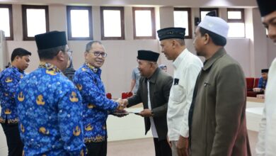Wali Kota Makassar Danny Pomanto Serahkan SK Penetapan kepada Puluhan Imam Kelurahan