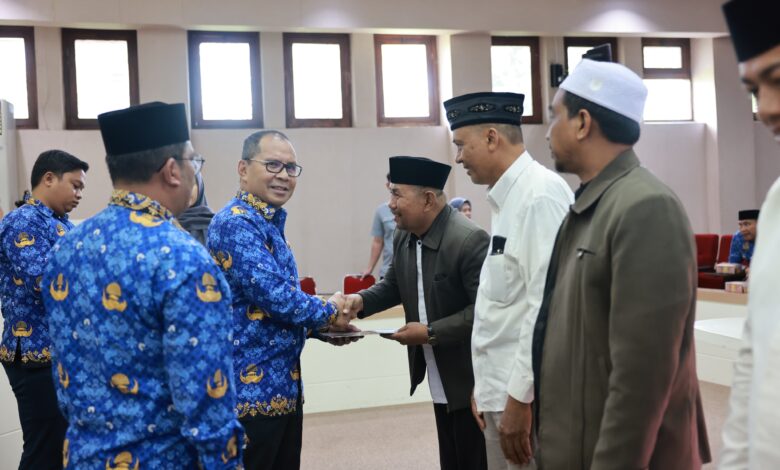 Wali Kota Makassar Danny Pomanto Serahkan SK Penetapan kepada Puluhan Imam Kelurahan