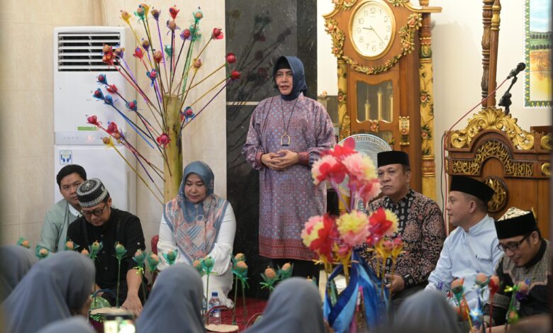 Indira Yusuf Ismail Khidmat Ikuti Tausiah Maulid Nabi di Masjid Manaratul Musyafir Mariso