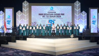Indira Yusuf Ismail Apresiasi 15 Kader PKK Makassar dengan Penghargaan Pin Emas