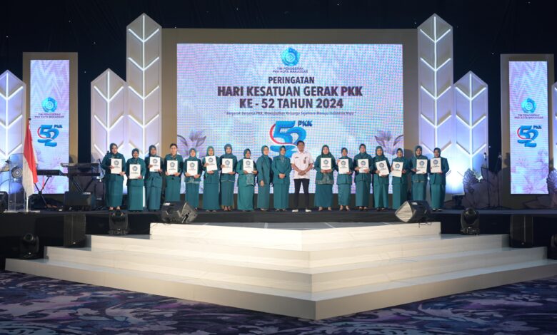 Indira Yusuf Ismail Apresiasi 15 Kader PKK Makassar dengan Penghargaan Pin Emas