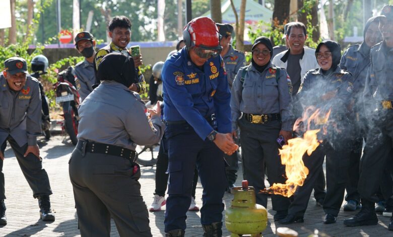 Satpol PP dan Damkar Kota Makassar Gelar Silaturahmi dan Edukasi Pemadaman Api Awal pada Tabung Gas