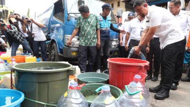 Respons Kekeringan di Kecamatan Tallo, Pjs Wali Kota Makassar Pantau Langsung Distribusi Air Bersih