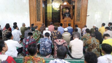Pjs Wali Kota Makassar Andi Arwin Azis Pimpin Sholat Dzuhur Berjamaah Bersama Jajaran Pemkot