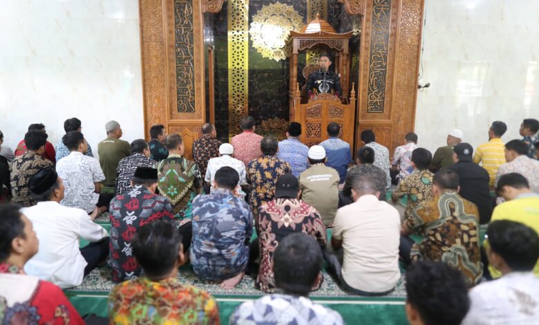 Pjs Wali Kota Makassar Andi Arwin Azis Pimpin Sholat Dzuhur Berjamaah Bersama Jajaran Pemkot