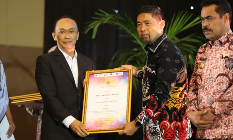 Pjs. Wali Kota Makassar Terima Penghargaan Gerakan Toilet Bersih oleh Pemprov Sulsel