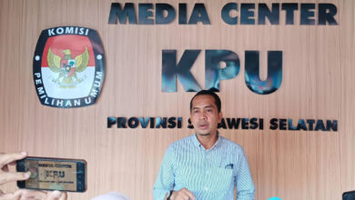 KPU Sulsel Umumkan Dana Kampanye Tanggal 28 Septermber Komisi Pemilihan Umum (KPU) Provinsi Sulawesi Selatan mengumumkan bahwa tidak ada batasan terhadap jumlah dana kampanye yang dapat digunakan oleh pasangan calon (paslon) dalam Pilgub 2024. Dalam pemilihan ini, terdapat dua paslon yang telah ditetapkan: Danny Pomanto-Azhar Arsyad dengan nomor urut 1, dan Andi Sudirman Sulaiman-Fatmawati Rusdi nomor urut 2. Ahmad Adiwijaya, Koordinator Divisi Teknis Penyelenggara KPU Sulsel, menjelaskan bahwa setiap paslon diharuskan untuk mengajukan tiga laporan terkait dana kampanye. Laporan tersebut meliputi dana awal kampanye, penerimaan sumbangan, serta pengeluaran dana kampanye. "Setelah hari ini, besok masuk dalam pembukuan dan pencatatan pengeluaran dan penerimaan sumbangan dana kampanye," kata Adiwijaya saat ditemui di Kantor KPU Sulsel pada Selasa (24/09/2024). Saat ditemui di kantor KPU Sulsel, Adiwijaya menambahkan bahwa proses pencatatan dan pembukuan untuk laporan awal dana kampanye (LADK) sedang berlangsung. Tim dari masing-masing paslon telah berkonsultasi dengan pihak KPU mengenai prosedur penerimaan dana kampanye, menandakan adanya upaya untuk menjaga transparansi dalam proses ini. Meskipun jumlah LADK yang dilaporkan belum dapat diumumkan saat ini, KPU memastikan bahwa informasi tersebut akan dirilis pada tanggal 28 September mendatang. Inisiatif ini diharapkan dapat meningkatkan kepercayaan publik terhadap proses pemilihan dan memastikan akuntabilitas dana yang digunakan oleh para calon. Dengan langkah-langkah ini, KPU Sulsel berkomitmen untuk mendukung praktik demokrasi yang sehat dan transparan dalam konteks pemilihan umum.