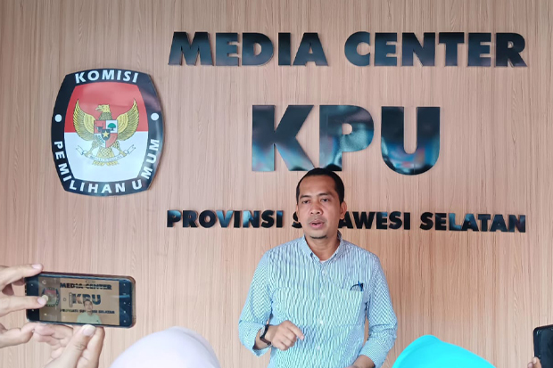 KPU Sulsel Umumkan Dana Kampanye Tanggal 28 Septermber Komisi Pemilihan Umum (KPU) Provinsi Sulawesi Selatan mengumumkan bahwa tidak ada batasan terhadap jumlah dana kampanye yang dapat digunakan oleh pasangan calon (paslon) dalam Pilgub 2024. Dalam pemilihan ini, terdapat dua paslon yang telah ditetapkan: Danny Pomanto-Azhar Arsyad dengan nomor urut 1, dan Andi Sudirman Sulaiman-Fatmawati Rusdi nomor urut 2. Ahmad Adiwijaya, Koordinator Divisi Teknis Penyelenggara KPU Sulsel, menjelaskan bahwa setiap paslon diharuskan untuk mengajukan tiga laporan terkait dana kampanye. Laporan tersebut meliputi dana awal kampanye, penerimaan sumbangan, serta pengeluaran dana kampanye. "Setelah hari ini, besok masuk dalam pembukuan dan pencatatan pengeluaran dan penerimaan sumbangan dana kampanye," kata Adiwijaya saat ditemui di Kantor KPU Sulsel pada Selasa (24/09/2024). Saat ditemui di kantor KPU Sulsel, Adiwijaya menambahkan bahwa proses pencatatan dan pembukuan untuk laporan awal dana kampanye (LADK) sedang berlangsung. Tim dari masing-masing paslon telah berkonsultasi dengan pihak KPU mengenai prosedur penerimaan dana kampanye, menandakan adanya upaya untuk menjaga transparansi dalam proses ini. Meskipun jumlah LADK yang dilaporkan belum dapat diumumkan saat ini, KPU memastikan bahwa informasi tersebut akan dirilis pada tanggal 28 September mendatang. Inisiatif ini diharapkan dapat meningkatkan kepercayaan publik terhadap proses pemilihan dan memastikan akuntabilitas dana yang digunakan oleh para calon. Dengan langkah-langkah ini, KPU Sulsel berkomitmen untuk mendukung praktik demokrasi yang sehat dan transparan dalam konteks pemilihan umum.