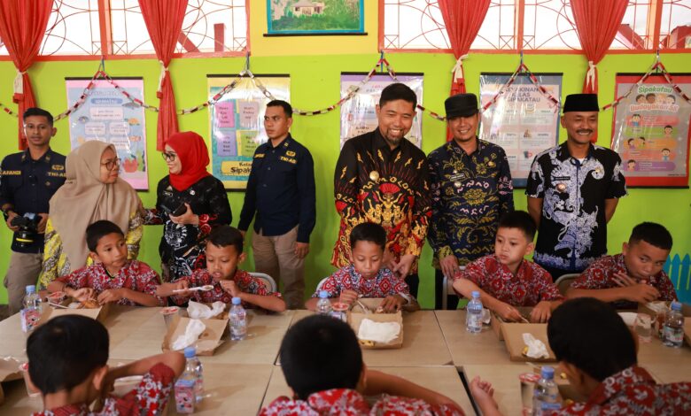 Pjs Wali Kota Arwin Azis Apresiasi Program Hasanuddin Peduli Anak Sekolah di Makassar