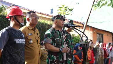 TNI, Kepolisian, Pemkot Makassar dan Masyarakat Bahu-membahu Bersihkan Kanal di Jalan Andi Djemma