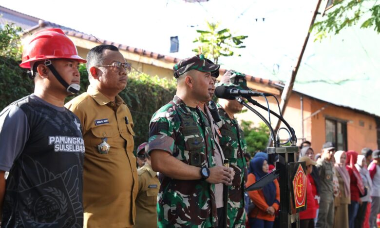 TNI, Kepolisian, Pemkot Makassar dan Masyarakat Bahu-membahu Bersihkan Kanal di Jalan Andi Djemma
