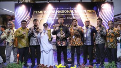 Pjs Wali Kota Makassar, Andi Arwin Azis Diganjar Penghargaan Upakarya Wanua Nugraha dari Kemendagri