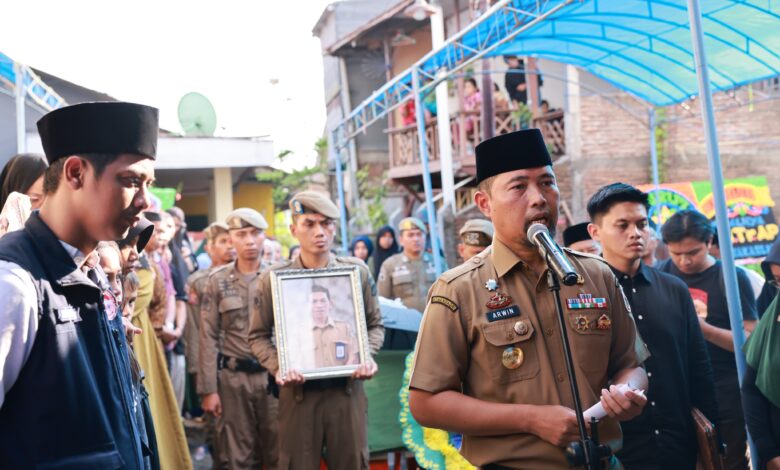 Pjs Wali Kota Arwin Azis Pimpin Upacara Pelepasan Jenazah Kepala UPTD PPA Makassar Muslimin Hasbullah