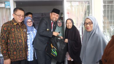 Rangkaian HUT Kota Makassar ke 417, Pjs Wali Kota Makassar Serahkan Paket Penghargaan