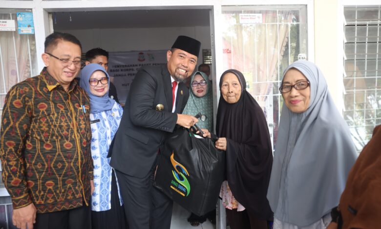 Rangkaian HUT Kota Makassar ke 417, Pjs Wali Kota Makassar Serahkan Paket Penghargaan