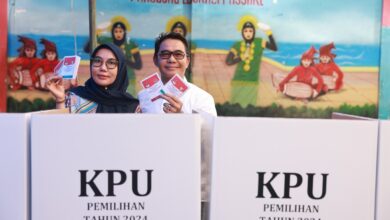 Pj Sekda Makassar Irwan Adnan dan Keluarga Gunakan Hak Pilih di TPS 003 Pisang Selatan