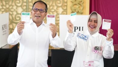Danny Pomanto Gendong Cucu ke TPS 001 Salurkan Hak Pilihnya di Pilkada Serentak 2024