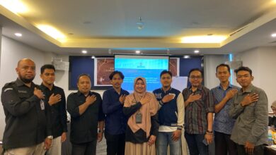 KPU Sulsel Serahkan Sertifikat Akreditasi untuk Pemantau dan Lembaga Survei Pemilu 2024