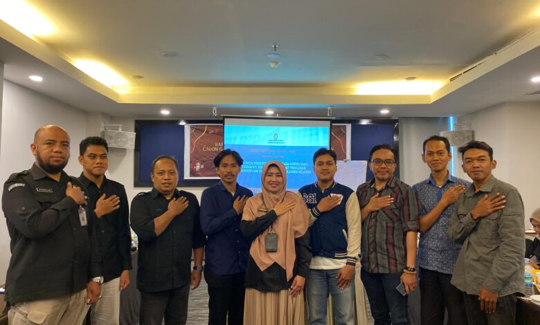 KPU Sulsel Serahkan Sertifikat Akreditasi untuk Pemantau dan Lembaga Survei Pemilu 2024