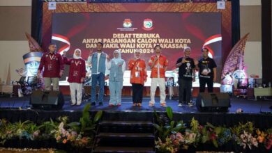 Debat Kedua Pilkada Kota Makassar: Menyongsong Masa Depan Kota Berperadaban Maju SOLUSIMEDIA.ID, Makassar – KPU Kota Makassar pagi tadi mengadakan pertemuan terbatas di Hotel Sheraton Makassar, berkoordinasi dengan Bawaslu Kota Makassar, pihak keamanan, perwakilan pasangan calon, dan manajemen hotel untuk menyusun pola pengamanan yang ketat jelang Debat Kedua Pemilihan Wali Kota dan Wakil Wali Kota Makassar 2024. Pertemuan yang berlangsung ini difokuskan pada pengaturan agar debat berjalan lancar dan tertib, dengan menghindari potensi gangguan keamanan. “Ada beberapa poin yang disepakati, yang kami lampirkan dalam berita acara hasil kesepakatan tadi,” ungkap Abdi, salah satu anggota KPU Kota Makassar, seusai pertemuan, Senin (11/11). Ia menjelaskan bahwa poin-poin ini disusun untuk menjaga ketertiban di lokasi debat, termasuk membatasi jumlah peserta yang diizinkan masuk dan melarang mobilisasi massa dari masing-masing pasangan calon. Dalam pertemuan tersebut, berbagai pihak menyepakati beberapa poin penting terkait pengaturan keamanan, partisipasi, serta akses di lokasi debat. Berikut ini adalah poin-poin pengamanan yang telah disepakati: 1. Akses Lokasi Debat Terbatas untuk Pemegang ID Resmi – Hanya peserta yang memiliki ID card dan gelang resmi dari KPU Kota Makassar yang diperkenankan memasuki area debat. 2. Larangan Mobilisasi Massa – Semua pasangan calon dilarang untuk melakukan mobilisasi massa menuju lokasi debat, guna menghindari potensi kerumunan besar yang dapat mengganggu ketertiban. 3. Pengaturan Massa yang Hadir di Lokasi – Jika ada massa yang hadir di lokasi debat tanpa izin, tim LO pasangan calon bersama personel keamanan dari Polrestabes Kota Makassar akan melakukan pembubaran secara tertib. 4. Larangan Panggung Orasi dan Pengeras Suara – Peserta tidak diizinkan membawa panggung orasi atau pengeras suara ke area debat, untuk mencegah gangguan suara dan menjaga fokus pada jalannya acara. 5. Kendaraan VIP dan Pendukung – Setiap pasangan calon diberikan izin menggunakan lima unit mobil VIP dan sepuluh unit mobil tim pendukung yang dilengkapi stiker resmi dari KPU. 6. Batasan Jumlah Pendukung di Area Debat – Jumlah tim pendukung yang diperbolehkan masuk ke lokasi debat dibatasi sebanyak 50 orang per pasangan calon. Hal ini diterapkan untuk menjaga kapasitas dan ketertiban di dalam area. 7. Protokol Ketat untuk Paslon Menuju Lokasi Debat – Para pasangan calon diharuskan menuju lokasi debat tanpa diiringi massa yang menggunakan mobil atau motor. Ketentuan ini diterapkan untuk mencegah kemacetan dan menjaga ketertiban di sekitar lokasi. Pertemuan ini diadakan sebagai upaya antisipasi agar debat kedua dapat berlangsung dengan tertib dan aman, tanpa adanya gangguan dari pihak manapun. KPU Kota Makassar menyatakan bahwa pola pengamanan ini bertujuan untuk memastikan bahwa setiap proses debat berjalan lancar serta memberikan kenyamanan bagi seluruh pihak yang terlibat. Dengan komitmen dari seluruh pihak untuk mematuhi kesepakatan ini, diharapkan pelaksanaan debat kedua Pilkada Makassar akan mencerminkan proses demokrasi yang tertib dan kondusif.
