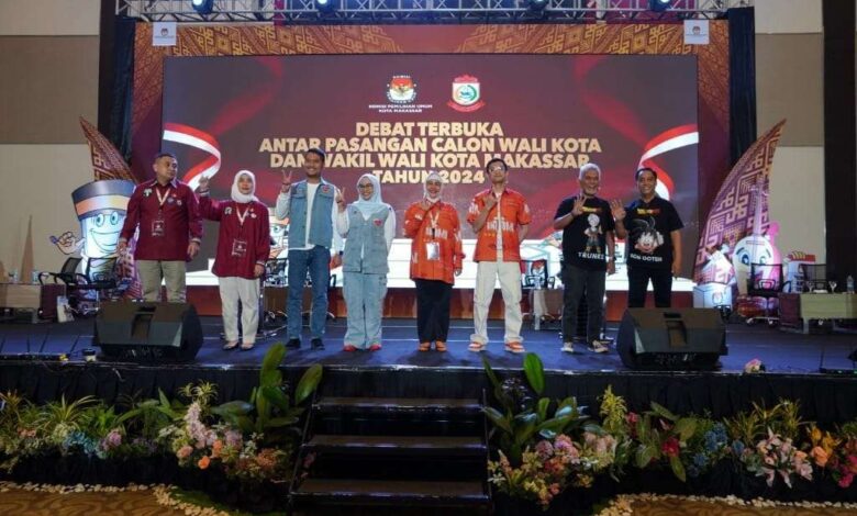 Debat Kedua Pilkada Kota Makassar: Menyongsong Masa Depan Kota Berperadaban Maju SOLUSIMEDIA.ID, Makassar – KPU Kota Makassar pagi tadi mengadakan pertemuan terbatas di Hotel Sheraton Makassar, berkoordinasi dengan Bawaslu Kota Makassar, pihak keamanan, perwakilan pasangan calon, dan manajemen hotel untuk menyusun pola pengamanan yang ketat jelang Debat Kedua Pemilihan Wali Kota dan Wakil Wali Kota Makassar 2024. Pertemuan yang berlangsung ini difokuskan pada pengaturan agar debat berjalan lancar dan tertib, dengan menghindari potensi gangguan keamanan. “Ada beberapa poin yang disepakati, yang kami lampirkan dalam berita acara hasil kesepakatan tadi,” ungkap Abdi, salah satu anggota KPU Kota Makassar, seusai pertemuan, Senin (11/11). Ia menjelaskan bahwa poin-poin ini disusun untuk menjaga ketertiban di lokasi debat, termasuk membatasi jumlah peserta yang diizinkan masuk dan melarang mobilisasi massa dari masing-masing pasangan calon. Dalam pertemuan tersebut, berbagai pihak menyepakati beberapa poin penting terkait pengaturan keamanan, partisipasi, serta akses di lokasi debat. Berikut ini adalah poin-poin pengamanan yang telah disepakati: 1. Akses Lokasi Debat Terbatas untuk Pemegang ID Resmi – Hanya peserta yang memiliki ID card dan gelang resmi dari KPU Kota Makassar yang diperkenankan memasuki area debat. 2. Larangan Mobilisasi Massa – Semua pasangan calon dilarang untuk melakukan mobilisasi massa menuju lokasi debat, guna menghindari potensi kerumunan besar yang dapat mengganggu ketertiban. 3. Pengaturan Massa yang Hadir di Lokasi – Jika ada massa yang hadir di lokasi debat tanpa izin, tim LO pasangan calon bersama personel keamanan dari Polrestabes Kota Makassar akan melakukan pembubaran secara tertib. 4. Larangan Panggung Orasi dan Pengeras Suara – Peserta tidak diizinkan membawa panggung orasi atau pengeras suara ke area debat, untuk mencegah gangguan suara dan menjaga fokus pada jalannya acara. 5. Kendaraan VIP dan Pendukung – Setiap pasangan calon diberikan izin menggunakan lima unit mobil VIP dan sepuluh unit mobil tim pendukung yang dilengkapi stiker resmi dari KPU. 6. Batasan Jumlah Pendukung di Area Debat – Jumlah tim pendukung yang diperbolehkan masuk ke lokasi debat dibatasi sebanyak 50 orang per pasangan calon. Hal ini diterapkan untuk menjaga kapasitas dan ketertiban di dalam area. 7. Protokol Ketat untuk Paslon Menuju Lokasi Debat – Para pasangan calon diharuskan menuju lokasi debat tanpa diiringi massa yang menggunakan mobil atau motor. Ketentuan ini diterapkan untuk mencegah kemacetan dan menjaga ketertiban di sekitar lokasi. Pertemuan ini diadakan sebagai upaya antisipasi agar debat kedua dapat berlangsung dengan tertib dan aman, tanpa adanya gangguan dari pihak manapun. KPU Kota Makassar menyatakan bahwa pola pengamanan ini bertujuan untuk memastikan bahwa setiap proses debat berjalan lancar serta memberikan kenyamanan bagi seluruh pihak yang terlibat. Dengan komitmen dari seluruh pihak untuk mematuhi kesepakatan ini, diharapkan pelaksanaan debat kedua Pilkada Makassar akan mencerminkan proses demokrasi yang tertib dan kondusif.