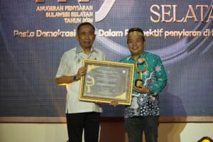 SOLUSIMEDIA.ID, MAKASSAR, - Sulawesi Selatan mencatatkan momen penting pada Kamis (12/12) malam saat Komisi Pemilihan Umum (KPU) Sulsel mendapatkan penghargaan