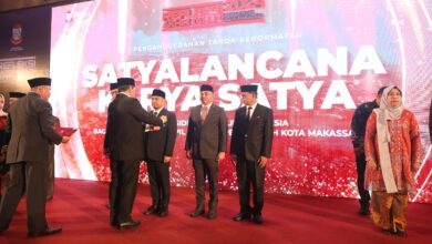 Danny Pomanto Sematkan Tanda Kehormatan Presiden RI kepada 12 PNS Pemkot Makassar