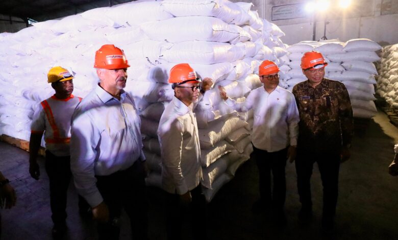 Danny Pomanto Dampingi Zulkifli Hasan Tinjau Pabrik Cokelat di Kima