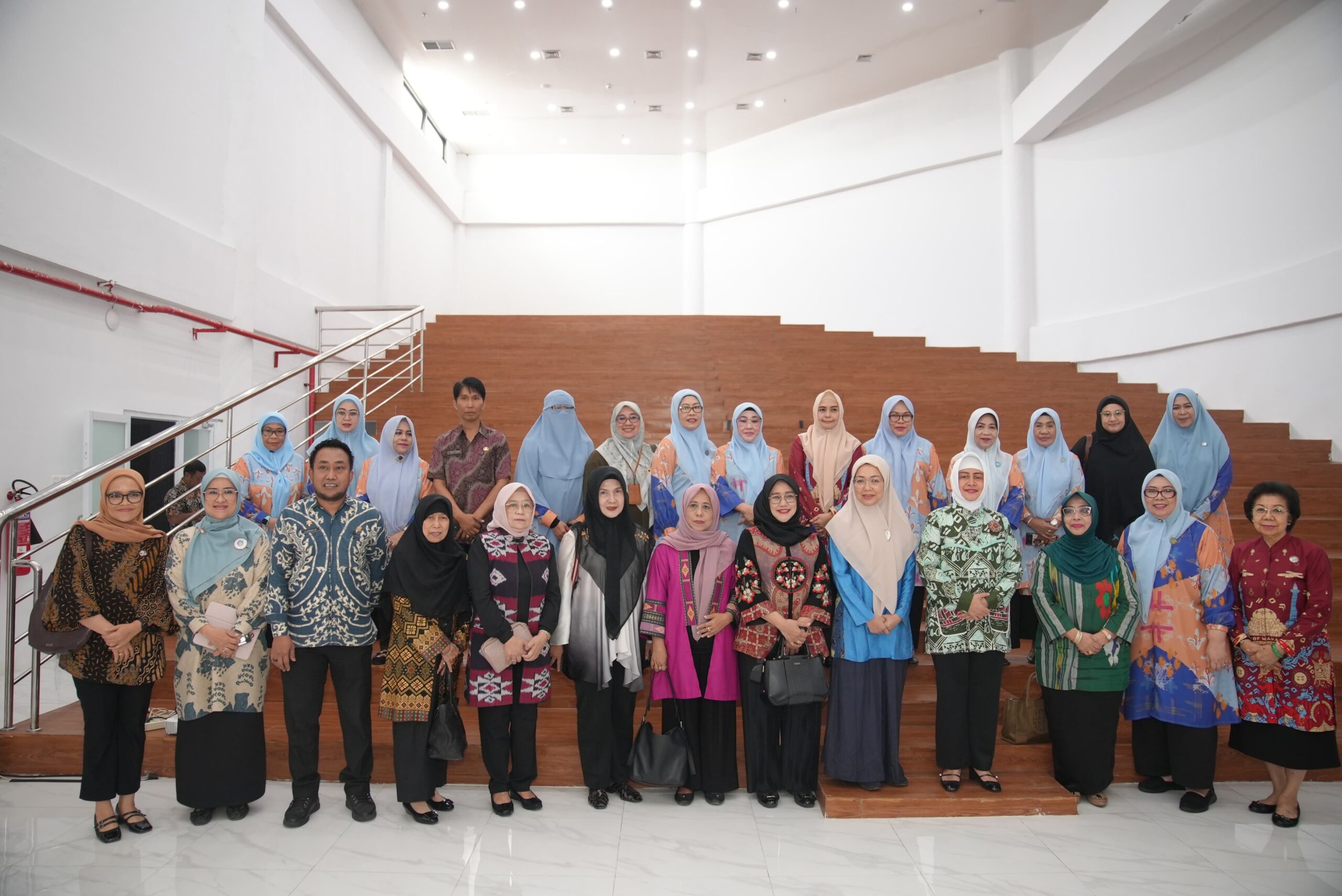 SOLUSIMEDIA.ID, MAKASSAR,- Ketua TP PKK Kota Makassar, Indira Yusuf Ismail, melakukan pertemuan dengan Ketua TP PKK Makassar terpilih, Melinda Aksa, pada Kamis