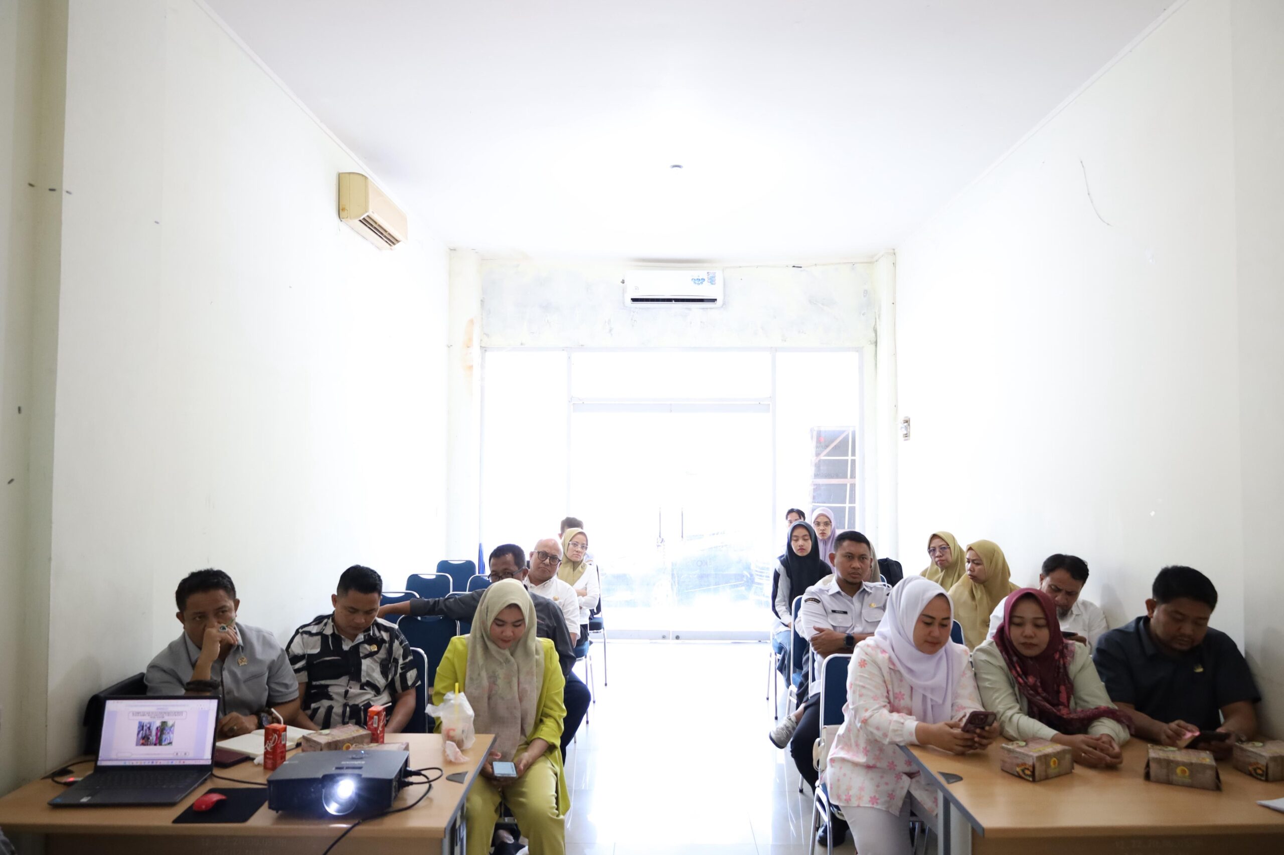 SOLUSIMEDIA.ID, Makassar – Sekretaris Dinas Pengendalian Penduduk dan Keluarga Berencana (DPPKB) Kota Makassar, Syahrudin, menerima kunjungan rombongan anggota